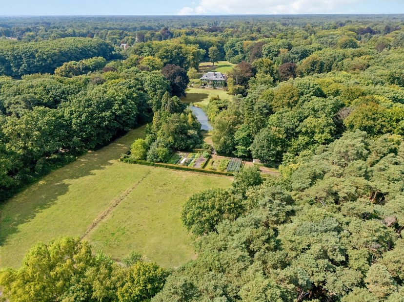 Te midden van een prachtig parklandschap, verscholen in rust en privacy, bevindt zich het uitzonderlijke domein Haezenveld te Kapellen. Oorspronkelijk