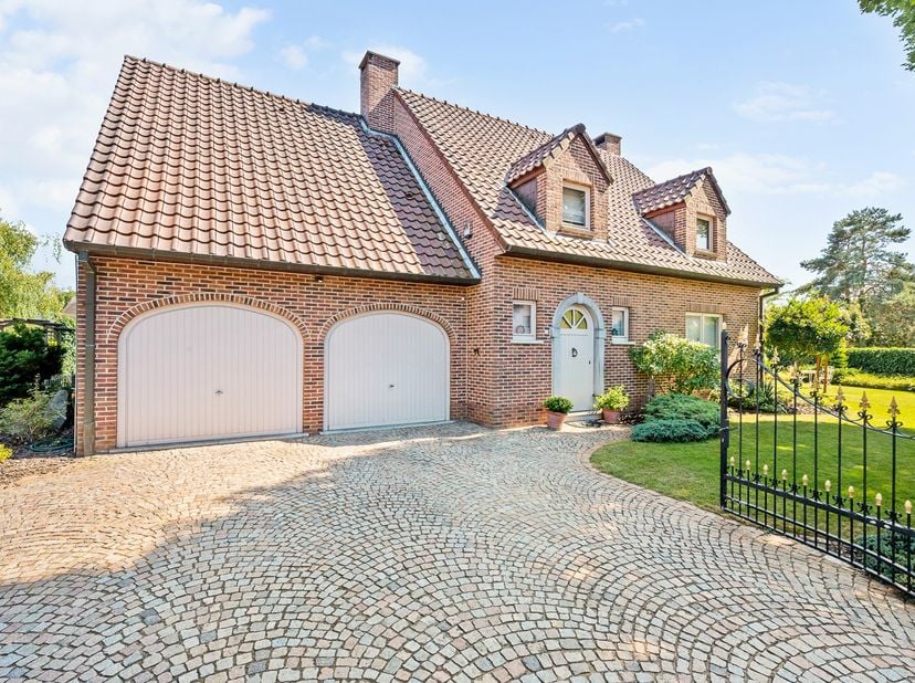Welkom in deze instapklare en uitstekend onderhouden gezinswoning op een prachtig groen perceel van 908m², gelegen in een rustige en residentiële stra