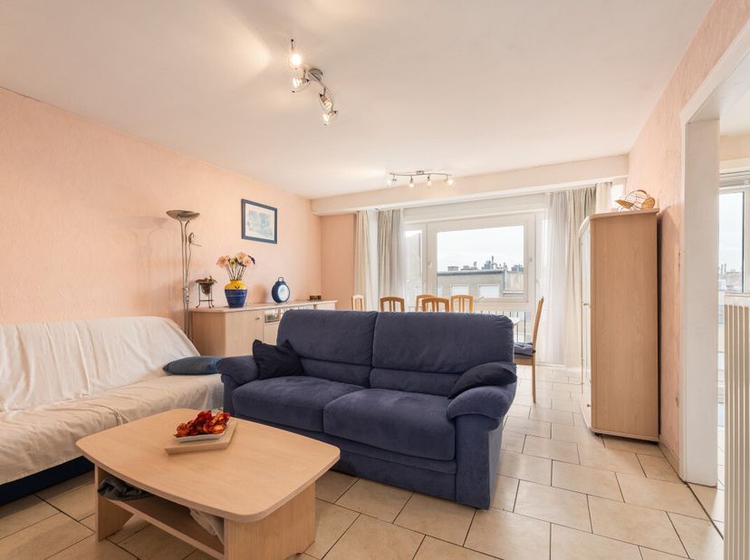 [[ DIT PAND NEEMT DEEL AAN DE ERA OPEN HUIZEN DAG OP 13/6 VAN 9:30 TOT 10:30 ]] Blankenberge: Op te frissen appartement met 2 slaapkamers en terras te