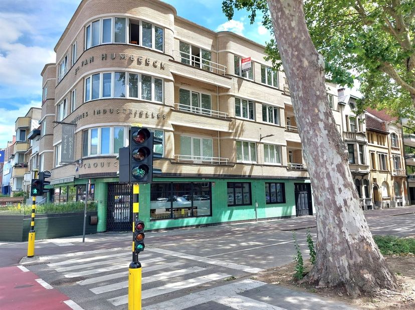 CENTRAAL GELEGEN 2 SLAAPKAMER APPARTEMENT OP DE 4 DE VERDIEPING VAN EEN HISTORISCH GEBOUW<br />
Leuk appartement met veel lichtinval, badkamer, keuke
