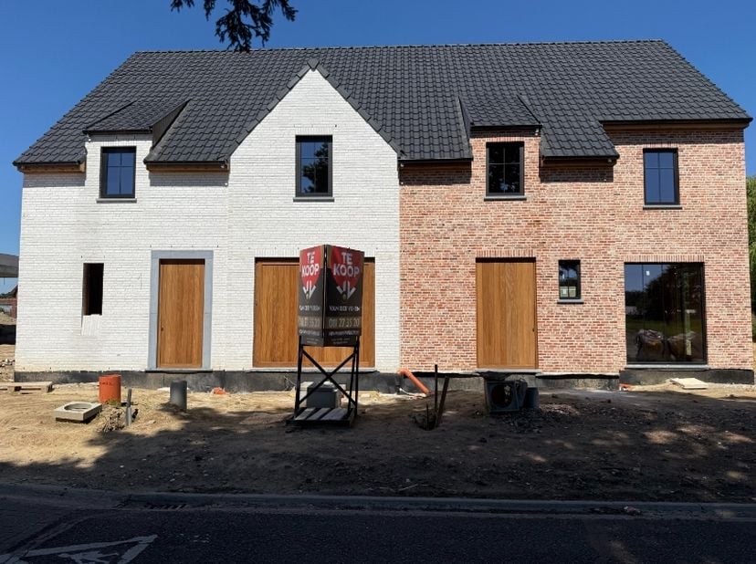 Moderne halfopen nieuwbouwwoning met 4 slaapkamers en 2 badkamers<br />
<br />
Pleisterwerken zijn opgestart<br />
<br />
TROEVEN:&amp;nbsp;<br />
– 4 vol