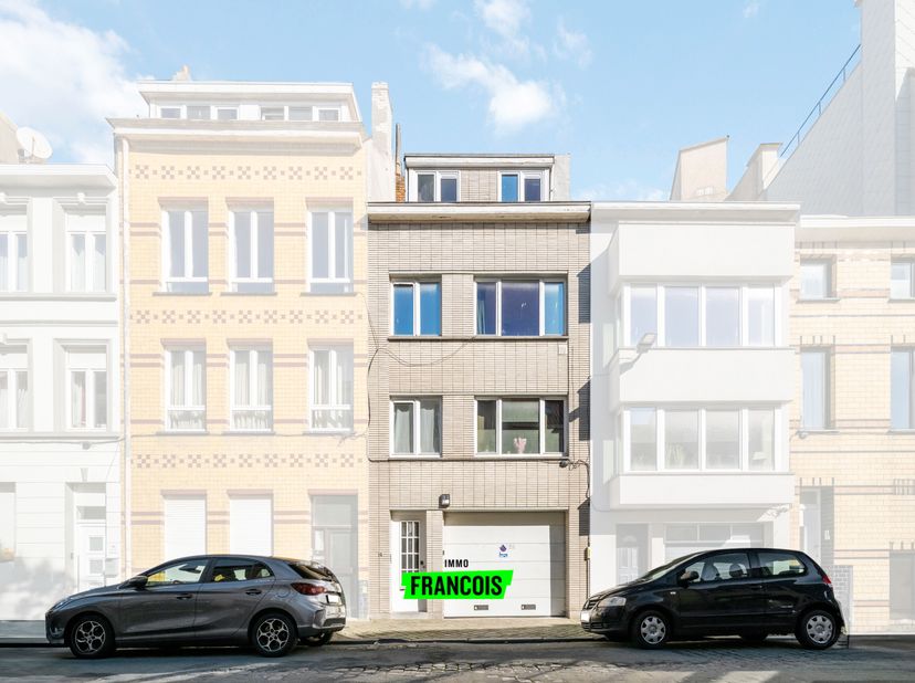 Dit zorgvuldig onderhouden opbrengsteigendom is gelegen aan Petit Paris te Oostende. Het betreft een centrale ligging met al het nodige op wandelafsta