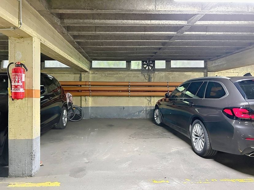 Om de staanplaats te bereiken, passeer je eerst een beveiligde slagboom. Vervolgens biedt een solide garagepoort toegang tot de ondergrondse parkeerga