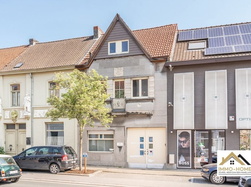 Deze bijzondere woning in bel-etagestijl vormt een mooie symbiose tussen historische achtergrond en modern wooncomfort. De statige inkomhal vertelt me