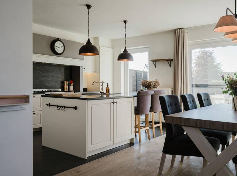 Gelegen in een rustige en kindvriendelijke straat in Rollegem geniet deze halfopen woning van een vlotte verbinding naar het centrum van Kortrijk en d