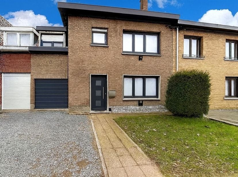 Située dans un quartier calme et recherché de Mouscron, cette maison mitoyenne offre de beaux volumes et un agencement idéal pour une famille.<br />
A
