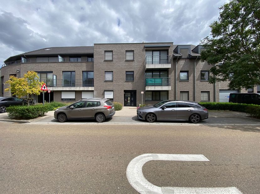 Voor meer informatie betreft de woning, gelieve te surfen naar: https://verdegemvastgoed.be/project/22217/vh_evergem_burggravenlaan-86_103<br />
<br