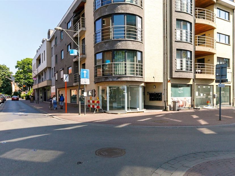 Centraal gelegen handelspand op toplocatie in Mol!<br />
 Ligging: Gelegen in Mol-Centrum, met zeer veel passage.<br />
 Indeling: Handelsruimte, berg