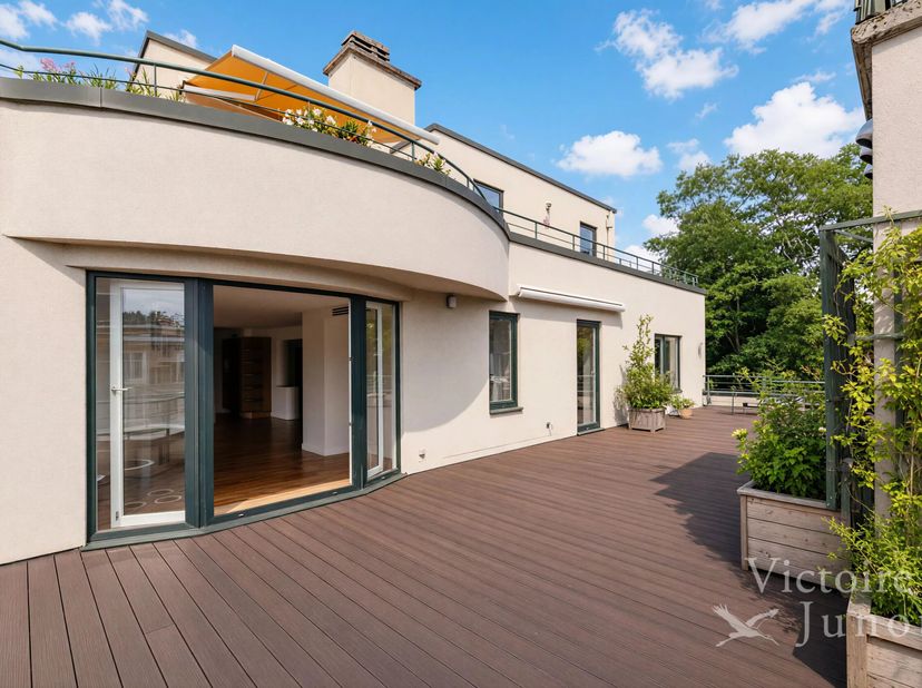 Victoire - Junot is pleased to present this elegant 173-square-meter apartment, offering an exceptional living environment and a 70-square-meter south