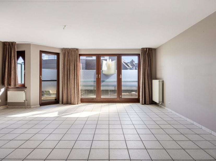 Dit gunstig gelegen appartement beschikt over twee slaapkamers, twee terrasjes en een garagebox. Doordat het appartement gelegen is in het centrum van