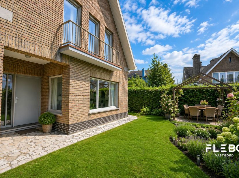 Deze karaktervolle, koppelvilla is rustig gelegen op een gegeerde locatie in Wenduine, op wandelafstand van de Zeedijk en het commerciële centrum. Dan