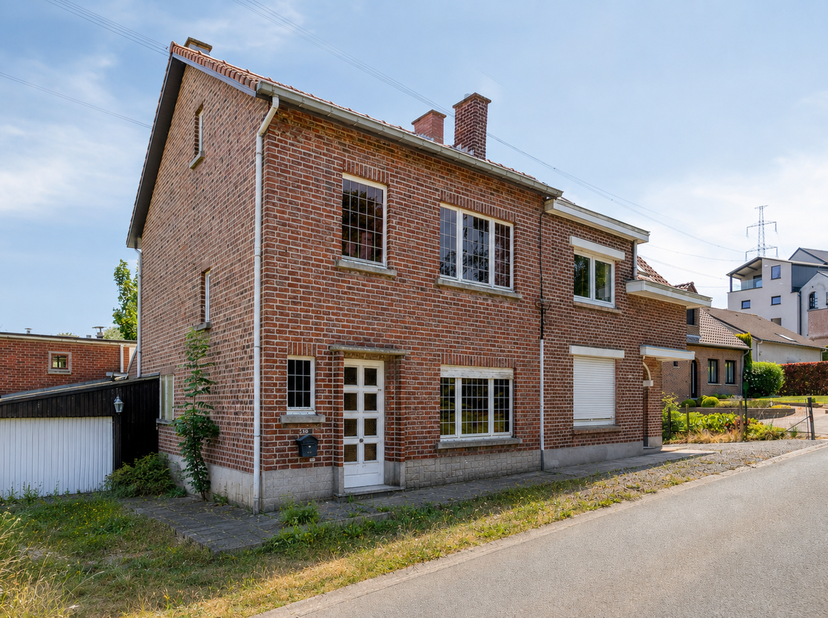 Bent u op zoek naar een woning die u volledig naar uw eigen smaak kunt renoveren? Dan is deze charmante gezinswoning, gelegen in de Kreupelstraat 10 t