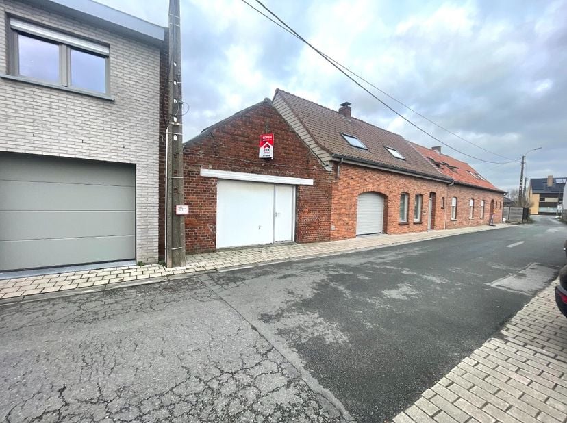 Geluwe - Entrepôt à vendre de 104 m².Entrepôt : largeur 5,5 m et profondeur 19 m Toilettes sur placeÉlectricité et alimentation en eauCiterne d'eau de