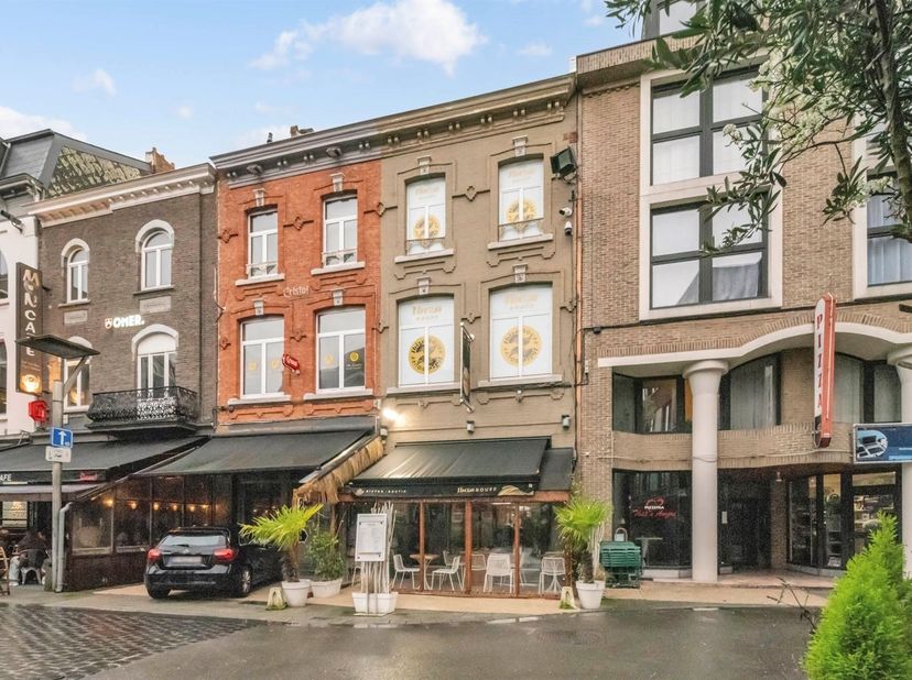 Een veelzijdig pand op een absolute toplocatie in Hasselt, gelegen in de Lombaardstraat, vlak bij de Demerstraat en tegenover het oude stadhuis. Dankz
