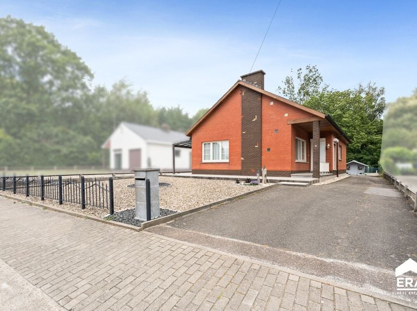 À vendre: maison ouverte située Donkelstraat à Linter, dans un environnement verdoyant et résidentiel. Construite en 1965, cette propriété offre une b