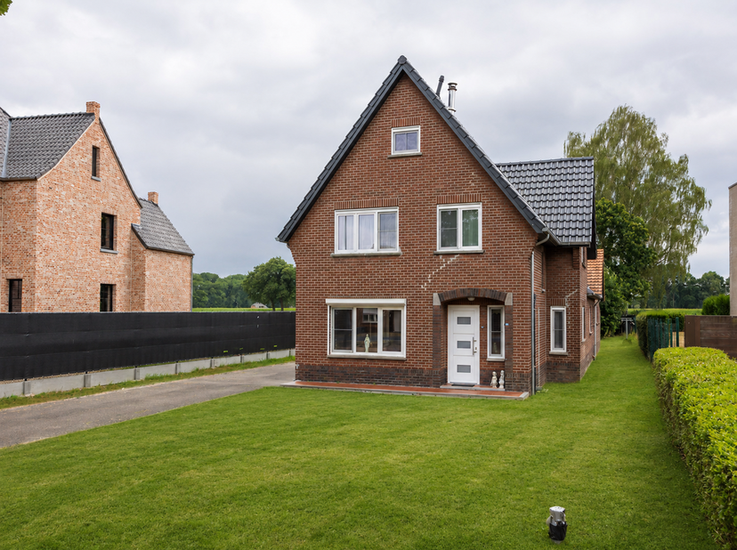 Ben je op zoek naar een vrijstaande op te frissen gezinswoning op een riant perceel? Dan is dit pand op een perceel van 14are 53ca precies wat je zoek