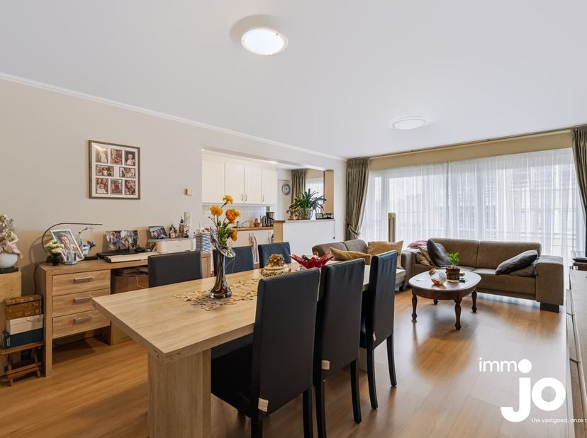Dit bijzonder ruim 2-slaapkamerappartement is gelegen op een toplocatie in Oostende-Mariakerke, op wandelafstand van het strand en vlak bij winkels, s