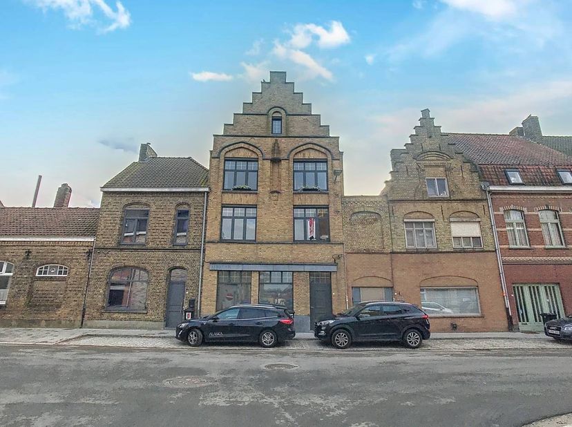 Appartement de 1 chambre à louer à Ypres. Près de la gare d'Ypres et des routes d'accès. Disponible immédiatement !<br />
<br />
Premier étage : <br /