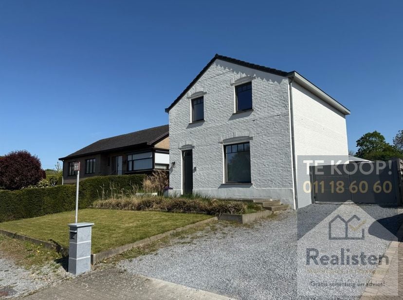 Instapklare woning met tuin op het zuidoosten, tuin en parkeerplaats<br />
<br />
Op zoek naar ruimte, licht en comfort op een centrale ligging? Deze