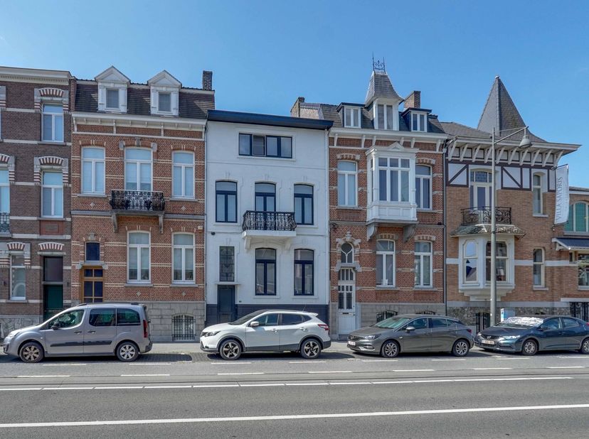Prachtige herenwoning &amp;nbsp;in het centrum van Hasselt &amp;nbsp;– 210 m2 woonluxe - &amp;nbsp;4 &amp;nbsp;ruime slaapkamers – &amp;nbsp;bureel - aparte garage<br />