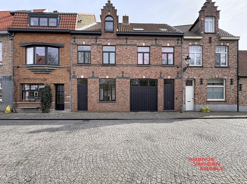 Deze charmante woning in Brugge biedt een perfecte combinatie van comfort en ruimte. Met vier slaapkamers is er voldoende plaats voor een gezin, waard