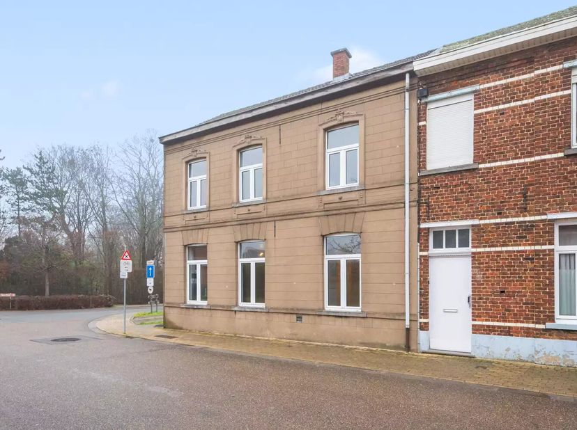 Cette charmante maison familiale est située dans le centre de Kortenberg et offre une superficie de 180 m² (selon le CPE).<br />
Vous entrez dans la m