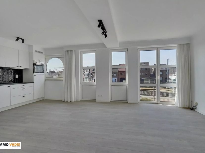 Dit instapklare en lichtrijke appartement bevindt zich op een uiterst centrale topligging in het centrum van Bilzen, vlakbij het station. Dankzij deze