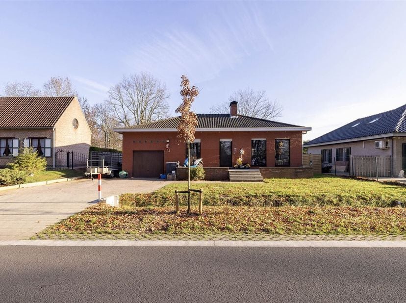 Te renoveren woning op een perceel van ca 850 m²<br />
Beschrijving:<br />
Inkomhal met gastentoilet,ruime leefruimte, keuken, nachthal met badkamer e