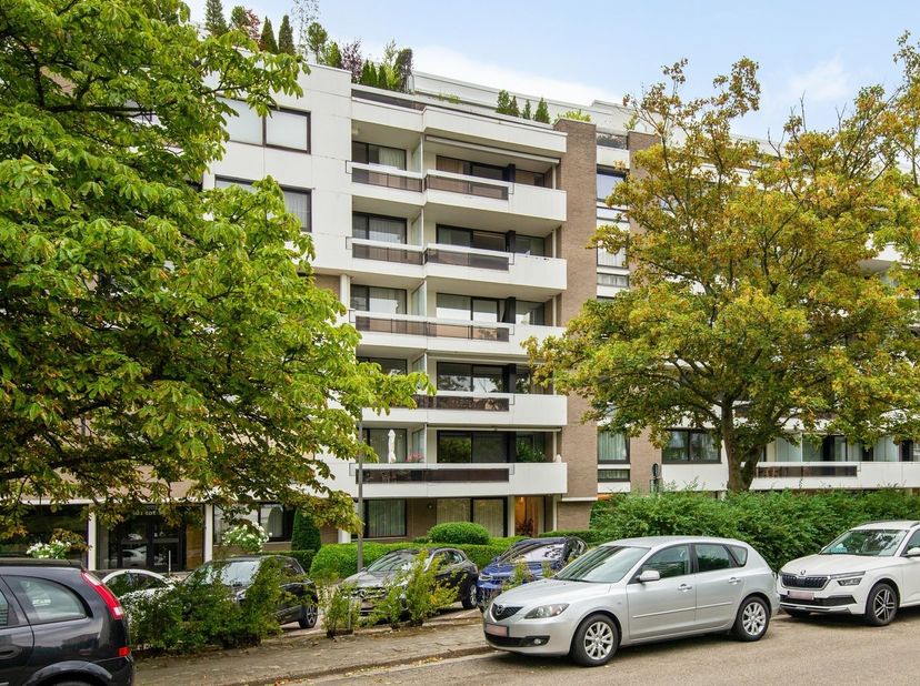 Dit verzorgd appartement gelegen op de vierde verdieping bevindt zich aan het Rucaplein in Wilrijk. Dankzij de centrale ligging bevinden winkels, scho