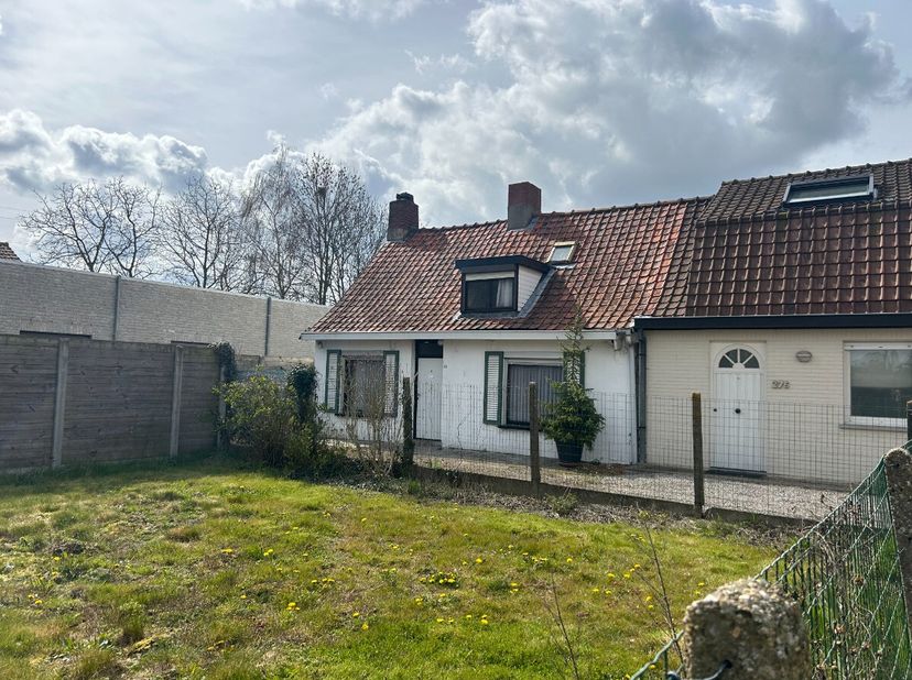 Izegem - Halfopen te renoveren woning met uniek verzicht te koop.Gelijkvloers: living, keuken, veranda en toilet1ste verdieping: 2 slaapkamersTroeven: