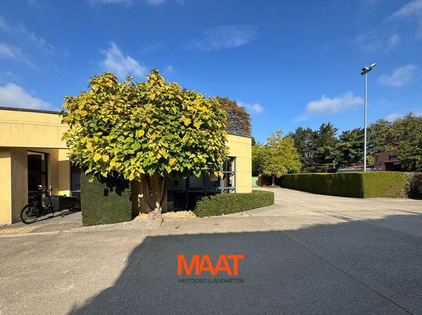 Deze ruimte van +- 35m² bevindt zich in een KMO zone op de grens Heist-op-den-Berg - Herentals (Wiekevorst - Morkhoven).<br />
De ruimte is onmiddelli