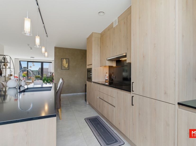 In het centrum van Zonnebeke en op wandelafstand van alle voorzieningen treffen we dit recent en instapklaar appartement. Het appartement geniet van e