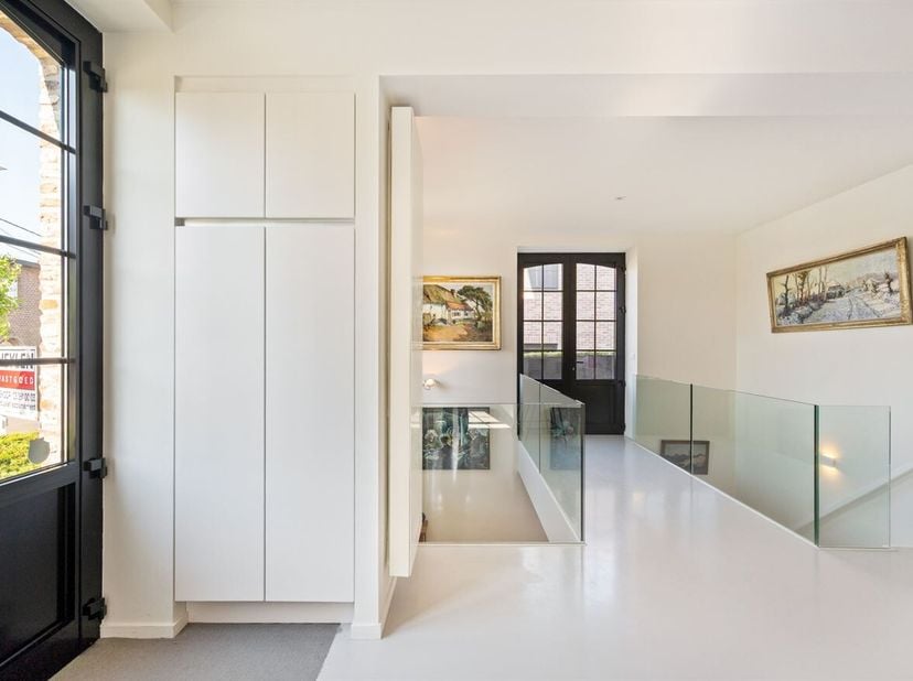 Deze uitzonderlijke loftwoning combineert tijdloze elegantie met hedendaags wooncomfort. Tot in de kleinste details afgewerkt met hoogwaardige materia