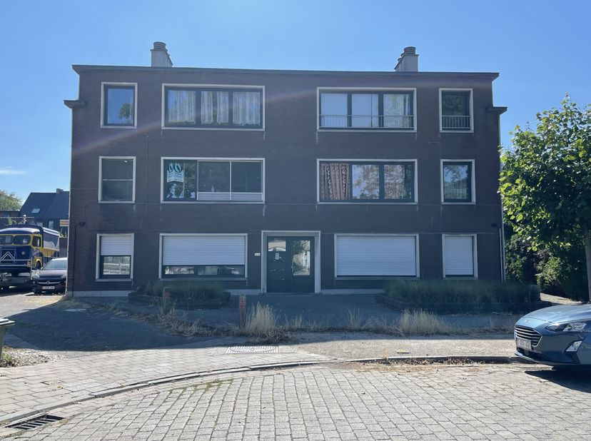  <br />
<br />
Dit gerenoveerde appartement is gelegen op de eerste verdieping en biedt een aangename en praktische woonomgeving. De woning beschikt o