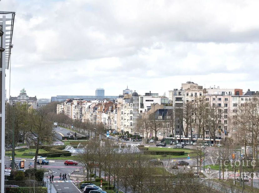 Victoire-Junot biedt u exclusief dit appartement van 128 m² (volgens PEB), ideaal gelegen op enkele stappen van Montgomery, dicht bij het openbaar ver