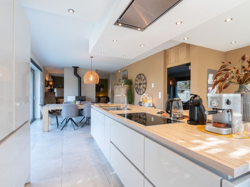 ERA B-LUX biedt u deze recente en moderne woning aan, gelegen in Neuville, in de gemeente Vielsalm, in een rustige en groene omgeving op korte afstand