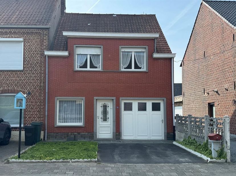 Welkom in deze charmante en degelijk onderhouden gezinswoning, rustig gelegen in Anzegem. Deze woning biedt een warme, huiselijke sfeer gecombineerd m