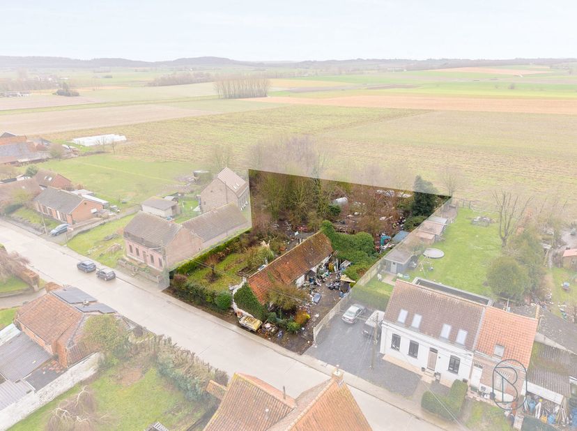 Te renoveren woning of heropbouwproject op ± 22 are<br />
Gelegen in het charmante dorp Forest, rustig maar toch dicht bij alle voorzieningen (autosne