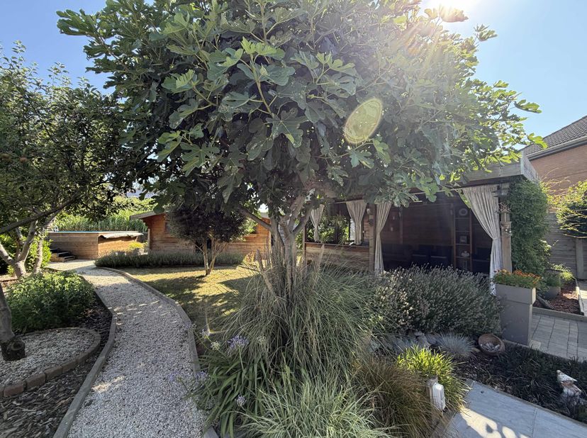 KIJKDAG 11/07 van 10u - 12u !<br />
Op zoek naar een instapklare woning waar comfort, ruimte en genieten centraal staan? Deze prachtige en zeer verzor