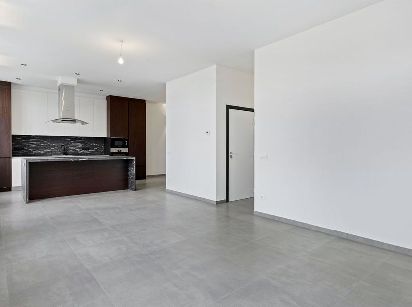 Ligging: Dit appartement is zeer centraal en gunstig gelegen in hartje Merksem. Verschillende scholen, winkels, horeca, sportgelegenheden en het openb