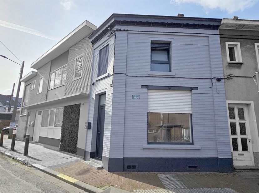 Prix: Offre à partir de 125.000 euros, frais d'agence non inclus et à charge de l'acquéreur.<br />
Maison habitable rapidement et comprenant:<br />
So
