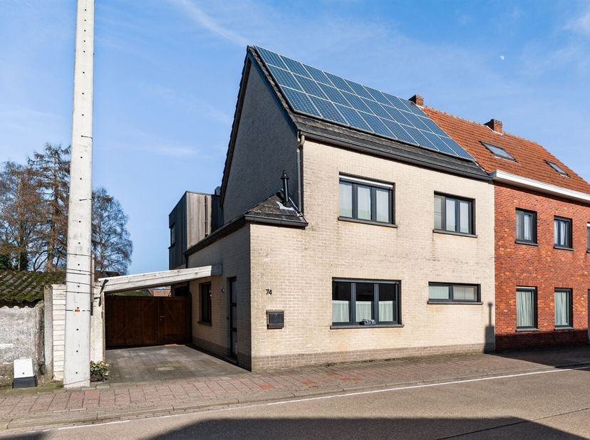 Zeer verzorgde, ruime woning met 5 slaapkamers op ca 325 m2 grond.  Zeer energiezuinig - Label A !<br />
Op loopafstand van het centrum, scholen en op