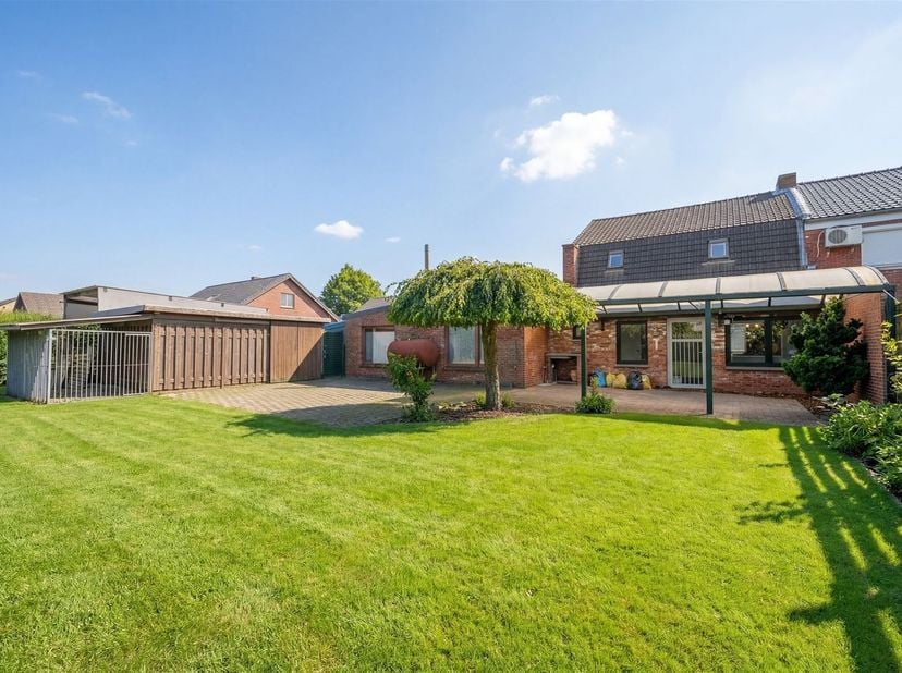 HEUVEL 47 - LOMMEL<br />
<br />
Gezinswoning met 4 ruime slaapkamers en een aparte studio op een perceel van 9a 58ca.<br />
<br />
Deze woning is gele