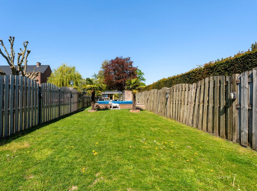Instapklare woning met diepe tuin in centrum Wevelgem<br />
Deze ruime en instapklare woning in het centrum van Wevelgem combineert comfort, ruimte en