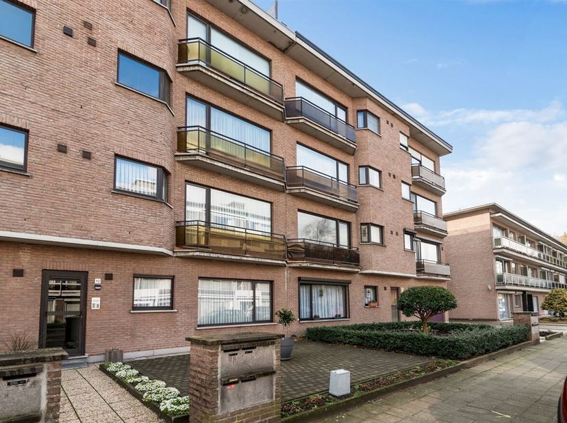 Appartement très soigné et prêt à l'emploi au rez-de-chaussée avec 2 chambres à coucher, cour (terrasse) et garage box (à acheter en supplément) à ven