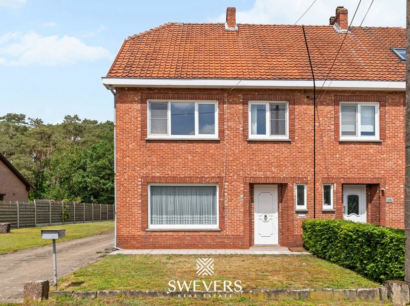 Voor meer info en foto’s, surf naar www.swevers.be – Deze halfopen woning in de Zandhoefstraat 106 in Paal biedt een uitstekende kans voor wie op zoek