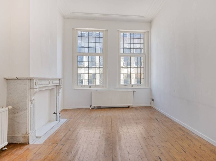 La maison à vendre avec quatre chambres et un grand jardin de ville à rafraîchir est située dans un quartier populaire de la Lange Leemstraat. Il s'ag