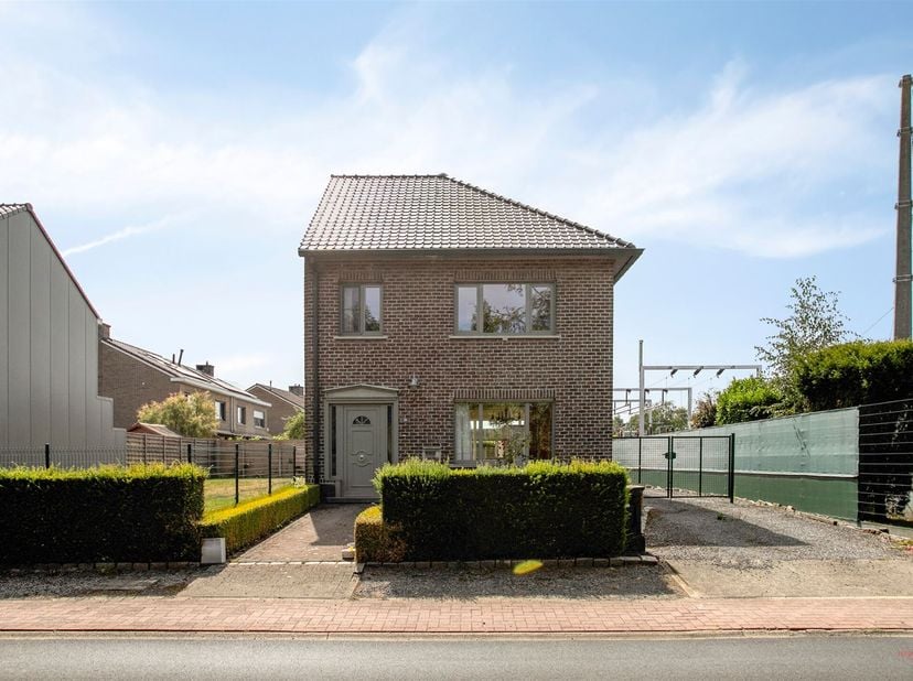 Découvrez cette spacieuse maison familiale semi-ouverte offrant de nombreuses possibilités, située au 68 de la Machelenstraat à Petegem-aan-de-Leie.<b