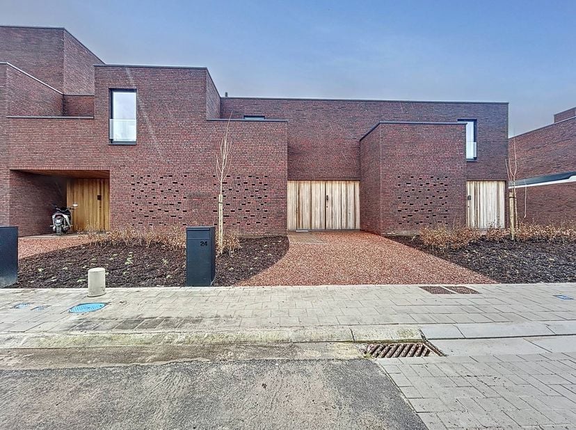 Indeling: <br />
<br />
GELIJKVOERS: <br />
- inkomhal met gastentoilet <br />
- ruime berging met aansluiting voor wasmachine en/of droogkast <br />