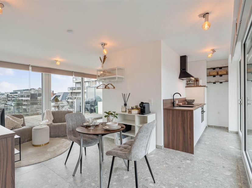 Op een topligging in het centrum van Hasselt, in de Harpstraat, bieden wij deze prachtig gerenoveerde studio van 48 m² te koop aan. De studio werd rec